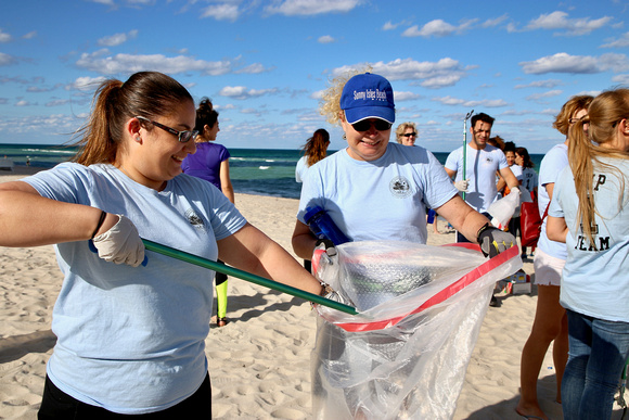 4.23.19 Employee Earth Day Beach Clean-Up _LE_ 9