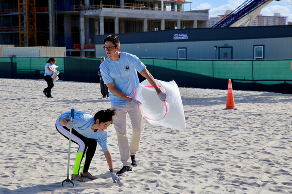 4.23.19 Employee Earth Day Beach Clean-Up _LE_ 20
