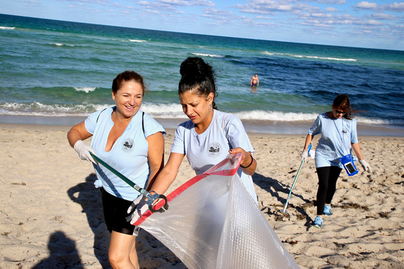 4.23.19 Employee Earth Day Beach Clean-Up _LE_ 23