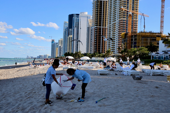 4.23.19 Employee Earth Day Beach Clean-Up _LE_ 26