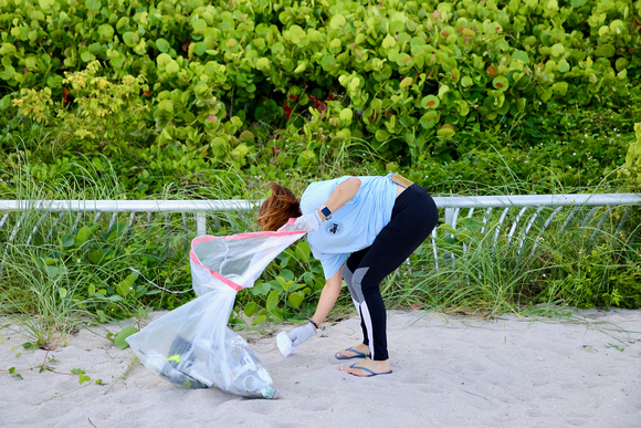4.23.19 Employee Earth Day Beach Clean-Up _LE_ 37