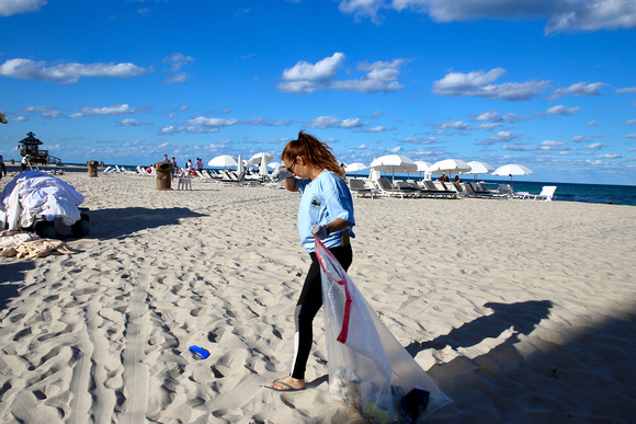 4.23.19 Employee Earth Day Beach Clean-Up _LE_ 39