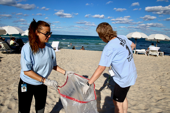 4.23.19 Employee Earth Day Beach Clean-Up _LE_ 41