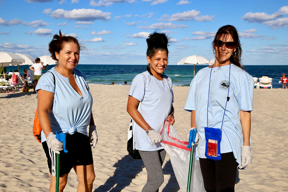 4.23.19 Employee Earth Day Beach Clean-Up _LE_ 58