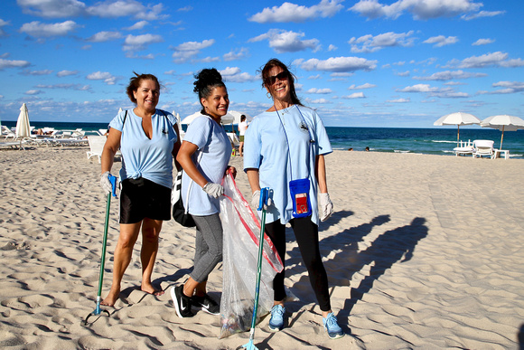 4.23.19 Employee Earth Day Beach Clean-Up _LE_ 59