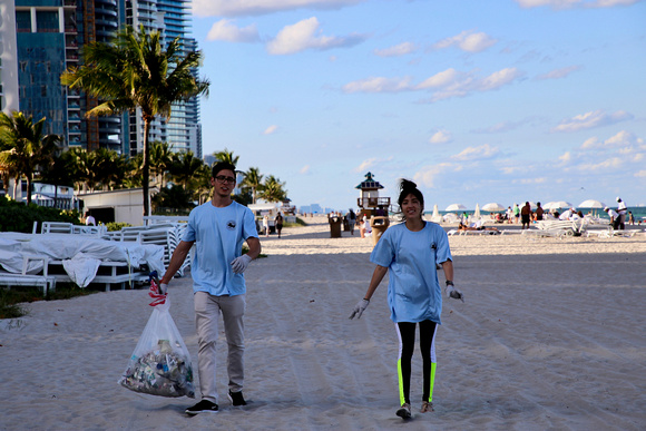 4.23.19 Employee Earth Day Beach Clean-Up _LE_ 60